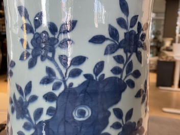 Un grand vase imp&eacute;rial de forme 'zun' en porcelaine de Chine en bleu et blanc, marque et &eacute;poque de Wanli